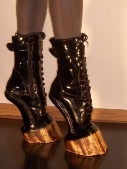 scarpe a forma di zoccoli by Iris Schieferstein